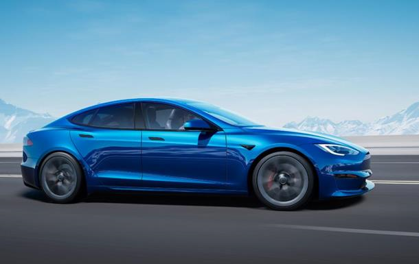 Українці дедалі активніше скуповують вживані Tesla з США