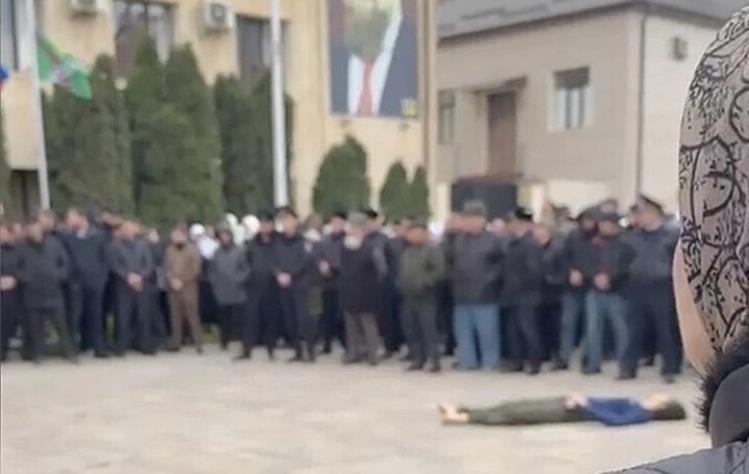 В Чечні тіло підлітка-вбивці виставили на площі