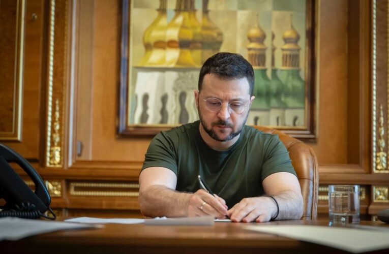 Зеленський продовжив мобілізацію і воєнний стан