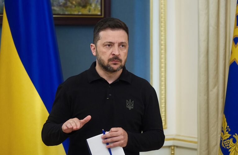 Зеленський заслухав доповідь Сирського