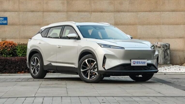 Peugeot-Citroen випустила наддешевий електричний кросовер у Китаї