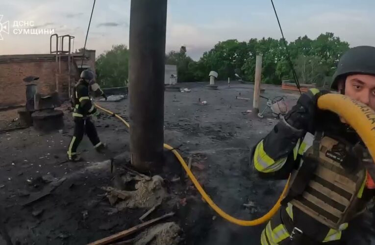 Суми: рятувальники ліквідували пожежу на промисловому підприємстві, спричинену ворожою атакою