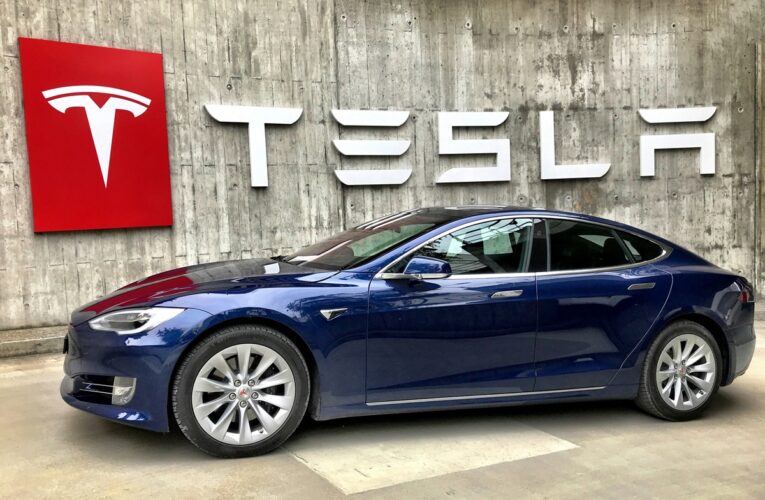 Акції Tesla падають на тлі суперечки Маска з Трампом
