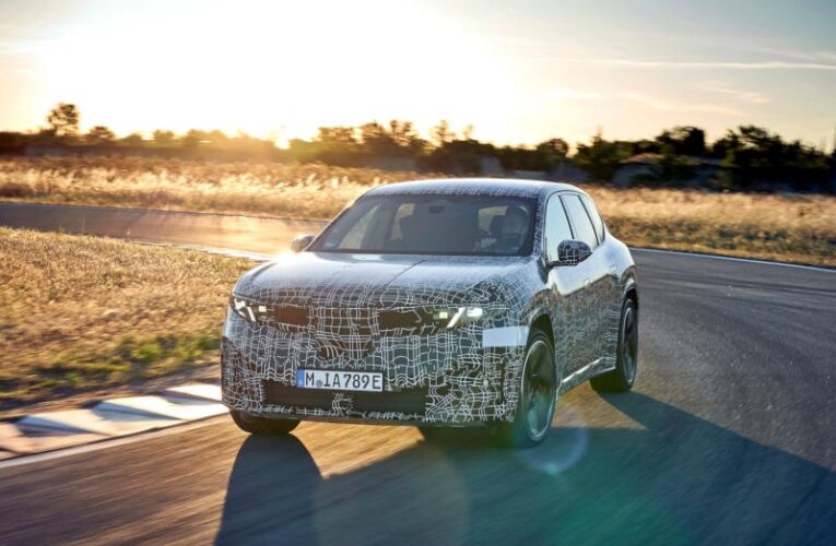 BMW представила прототип електромобілю, який сам вмикає поворотники