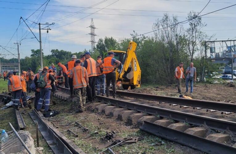 Метро та УЗ відновлюють колії після атаки, змінено маршрути