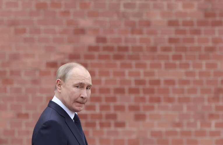 Путін анонсував скорочення військових витрат