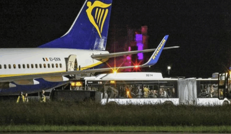 У Німеччині літак Ryanair здійснив екстрену посадку, 9 постраждалих