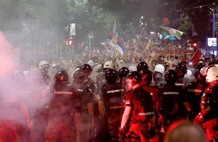 В Сербії спалахнули масові протести, що переросли в сутички