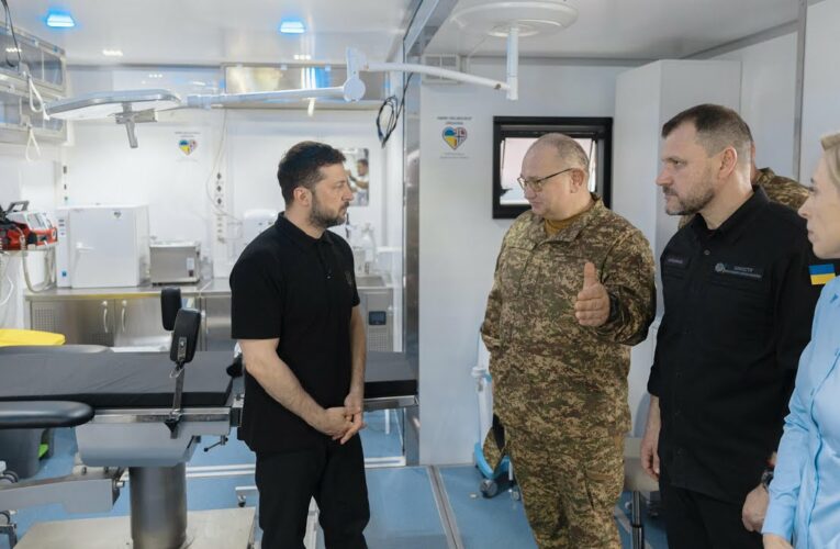 Володимир Зеленський подякував медикам за службу в умовах війни та відзначив лікарів системи МВС