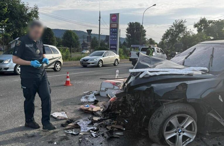 На Закарпатті BMW влетіла в пункт контролю, загинув прикордонник