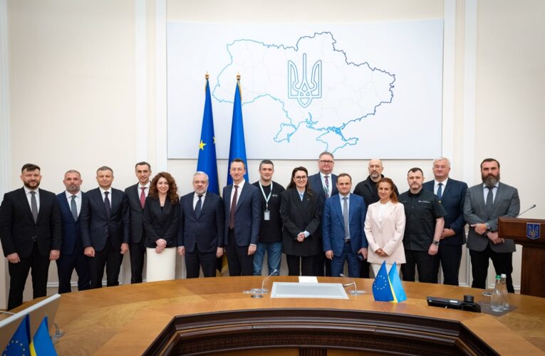 Оновлений Кабмін провів перше засідання