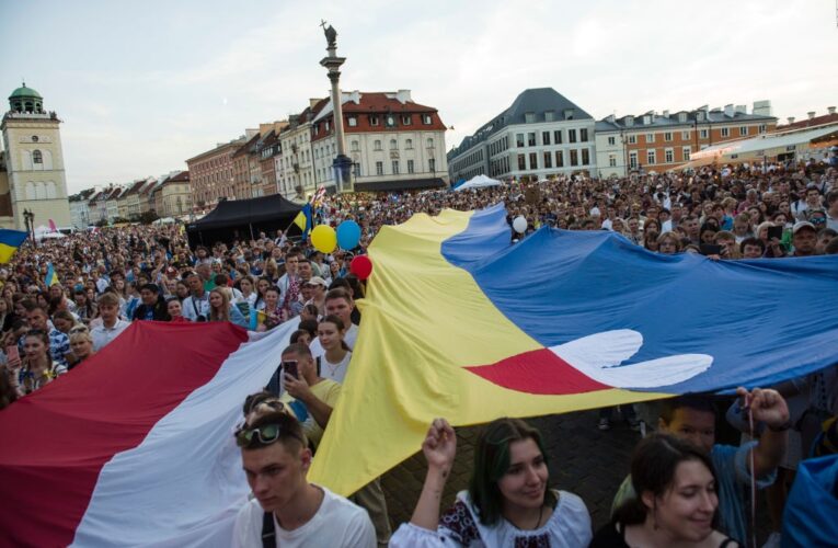 Польща закриє притулки для більшості біженців з України
