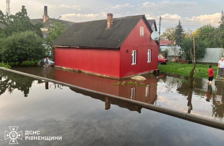 Рятувальники ліквідують наслідки негоди в п’яти областях