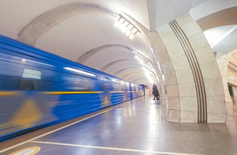 У Києві через підозрілий предмет закривали станцію метро Либідська