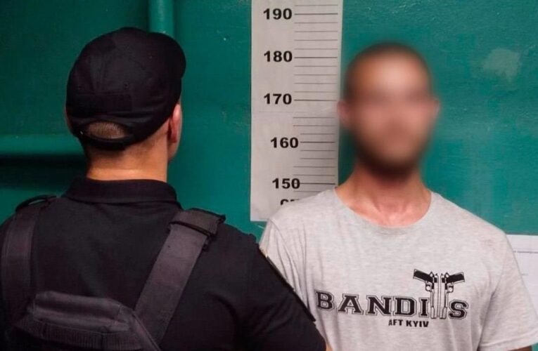 У Києві чоловік п’яним на спір катався між вагонами метро
