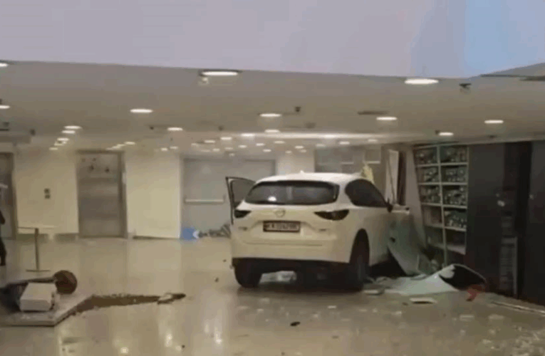 Автомобіль влетів у ТРЦ Ocean Plaza в Києві