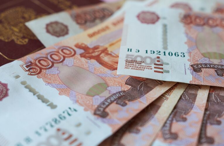 Росіяни виносять мільярди готівки з банків через перебої з інтернетом
